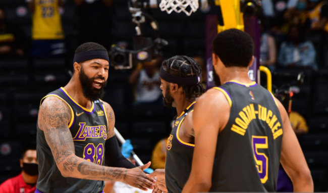 对一名仍在 对一名仍在